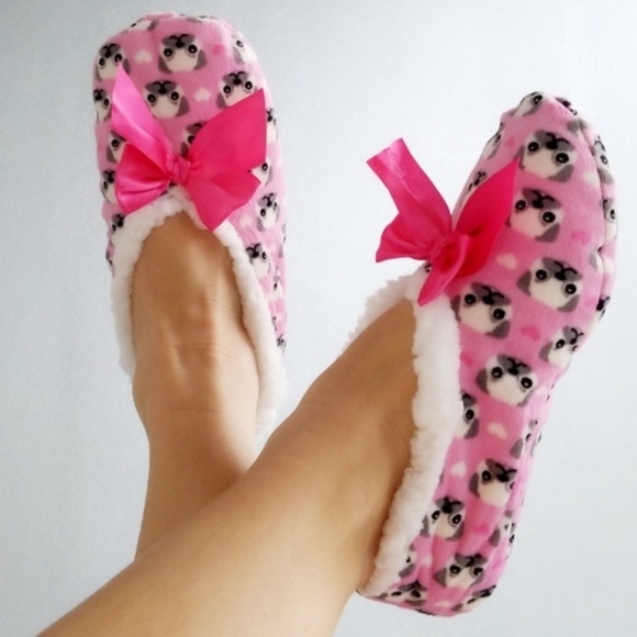 MODA ME COUTURE Accessories - COZY PINK SLIPPERS